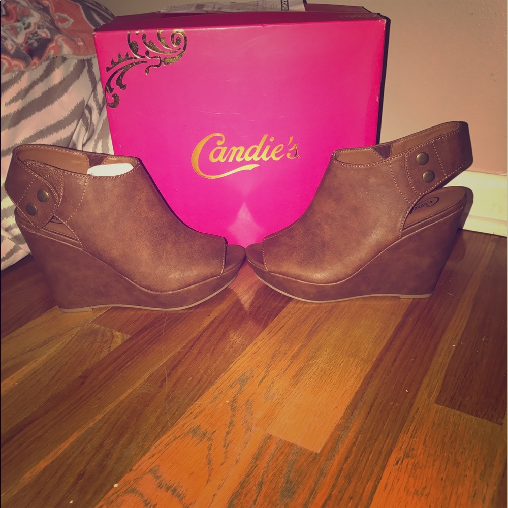 Candies Brown wedges! 👡
