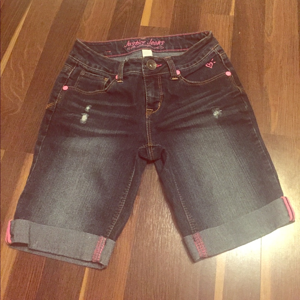 Blue jean capris with a detailing of pink lining