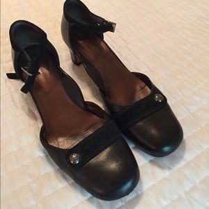 Taryn Rose size 39 black 2 in heels