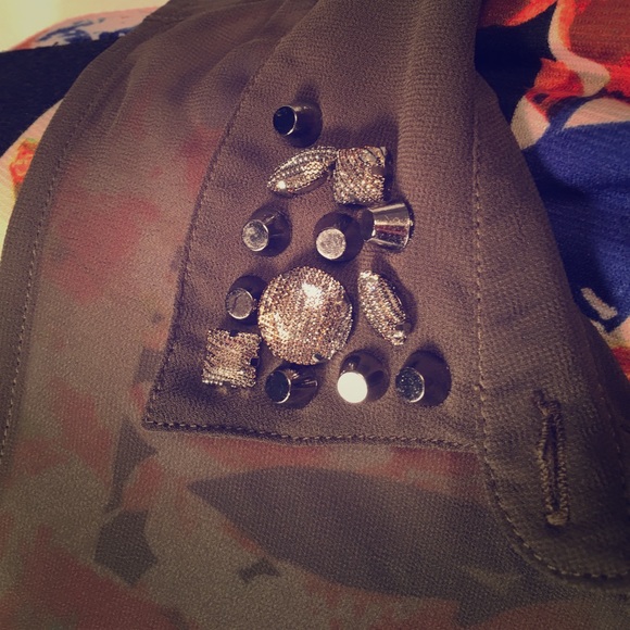 Olive sheer sleeveless open draped back hi-lo top - Picture 3 of 5