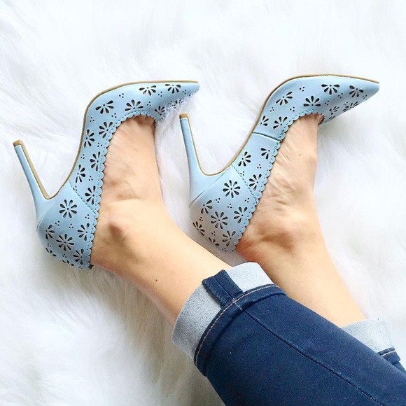 NWT. LC Lauren Conrad blue floral cutout heels - Picture 2 of 4