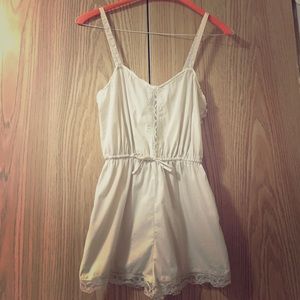 Kimchi Blue XS Cream Lace Romper