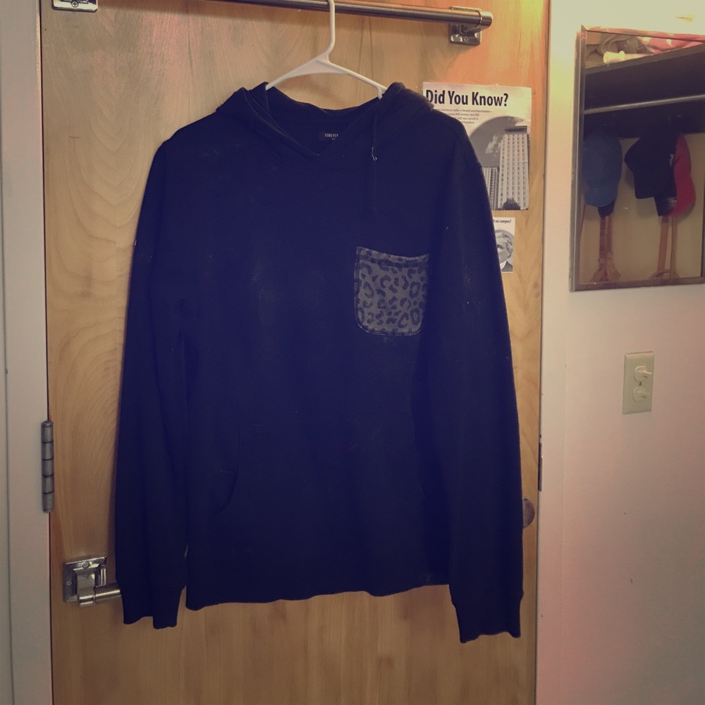 Black hoodie w/print pocket