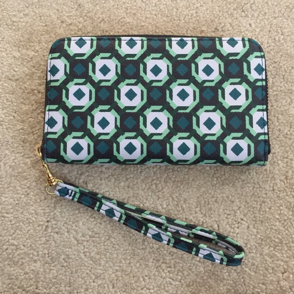 Zip-up wristlet
