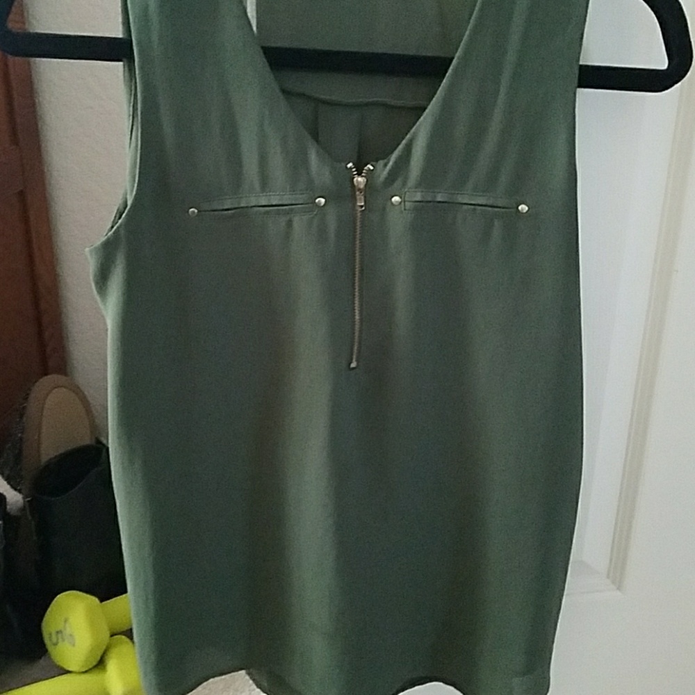 Army green and gold tank