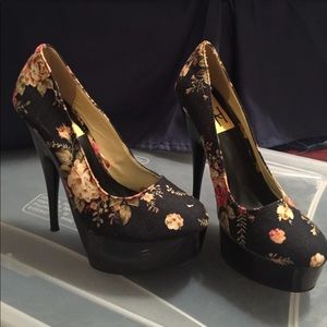 Floral print pumps