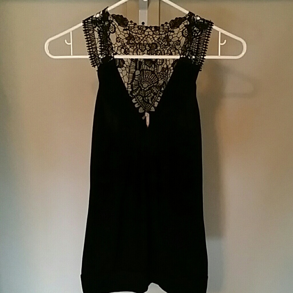 Gorgeous black tank..size L..fits S/M.