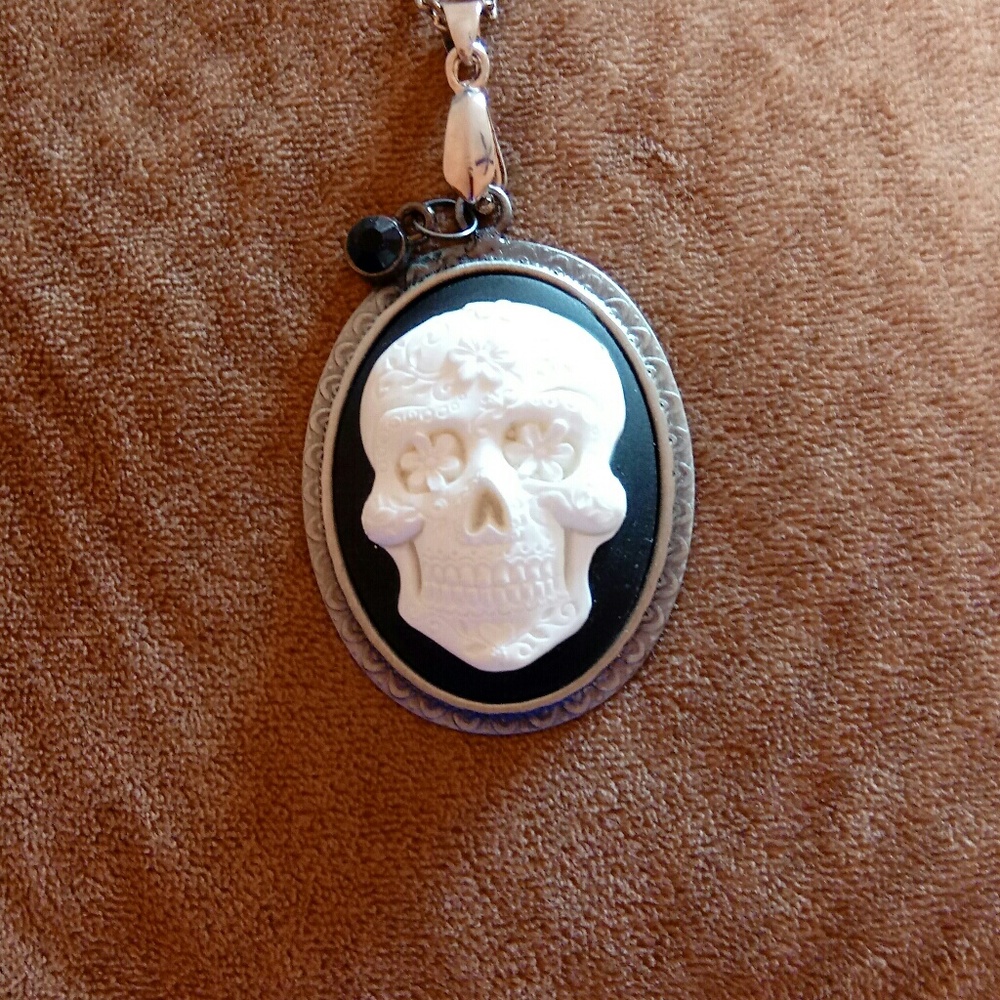 Cameo skull necklace