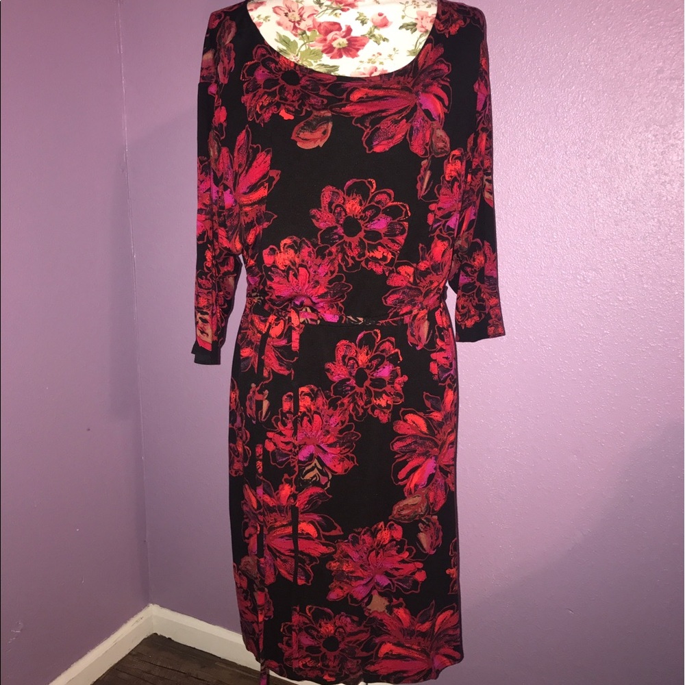 Flattering 3/4 sleeve length below the knee dress