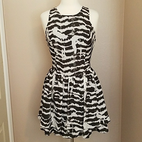 ✔SALE✔ 🖤 GUESS ZEBRA PRINT DRESS 🖤 - Picture 2 of 8