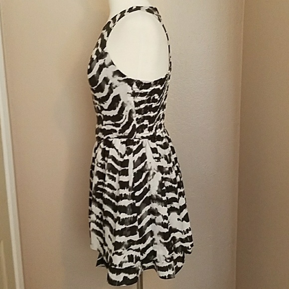 ✔SALE✔ 🖤 GUESS ZEBRA PRINT DRESS 🖤 - Picture 3 of 8