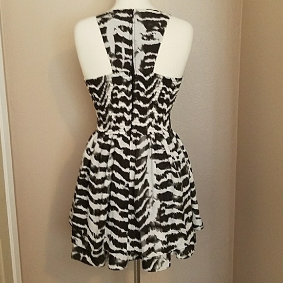 ✔SALE✔ 🖤 GUESS ZEBRA PRINT DRESS 🖤 - Picture 4 of 8
