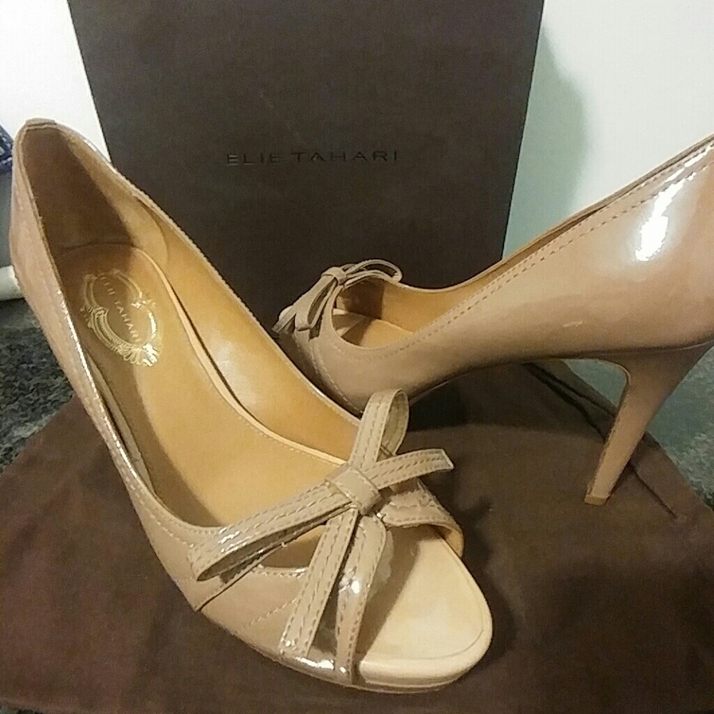 NWT Elie Tahari Laverna Peep Toe Heels