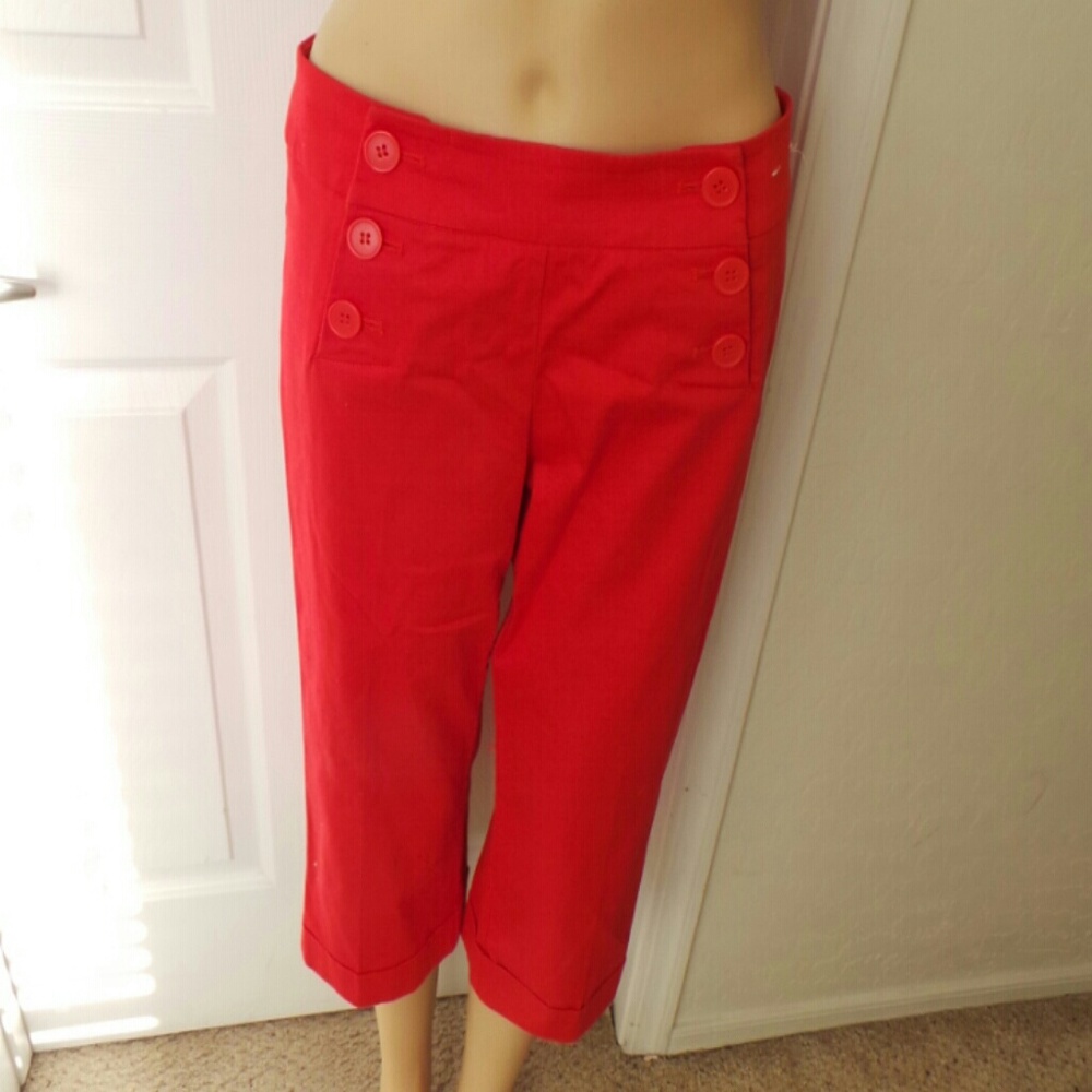 Red capris pants