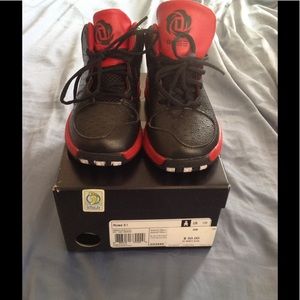 NIB adidas Rose 3 boys Basketball shoe