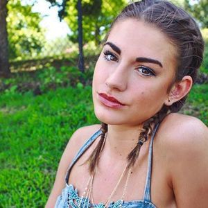 Meet your Posher, Lydia