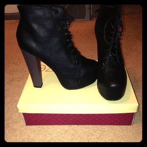 Victoria-11 leather lace up platform bootie