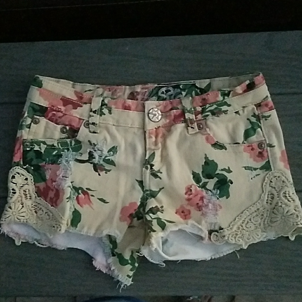 ⚡🎈➡️Distressed Floral Jean Shorts - Picture 1 of 4
