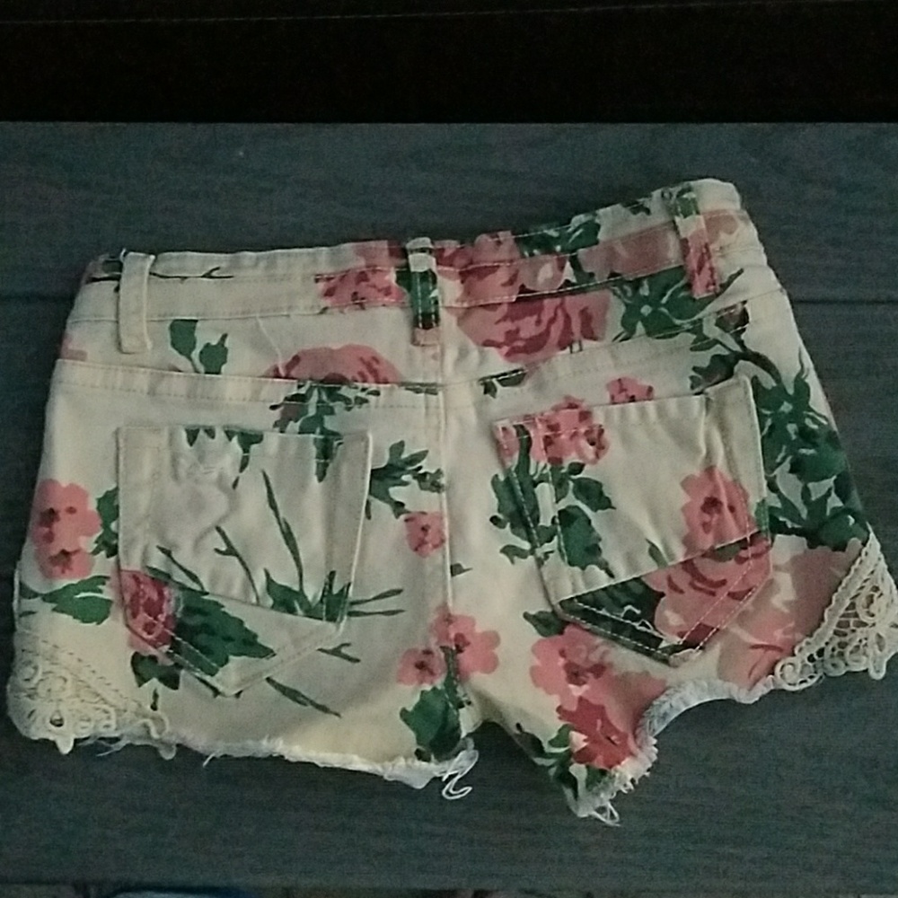 ⚡🎈➡️Distressed Floral Jean Shorts - Picture 2 of 4