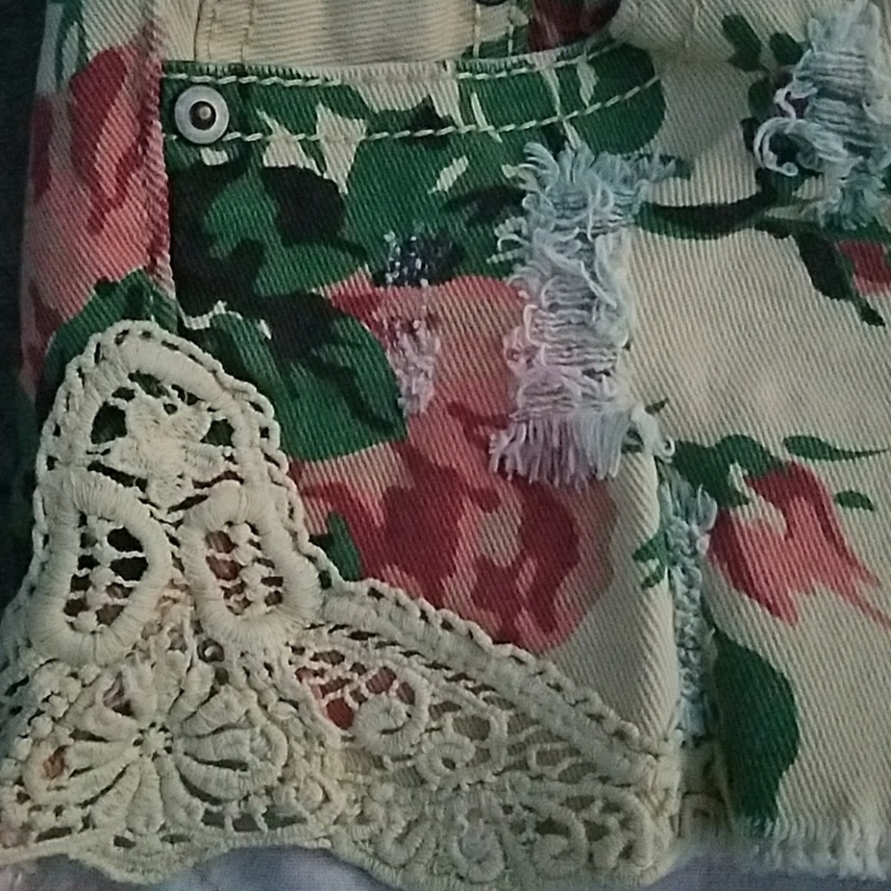 ⚡🎈➡️Distressed Floral Jean Shorts - Picture 3 of 4