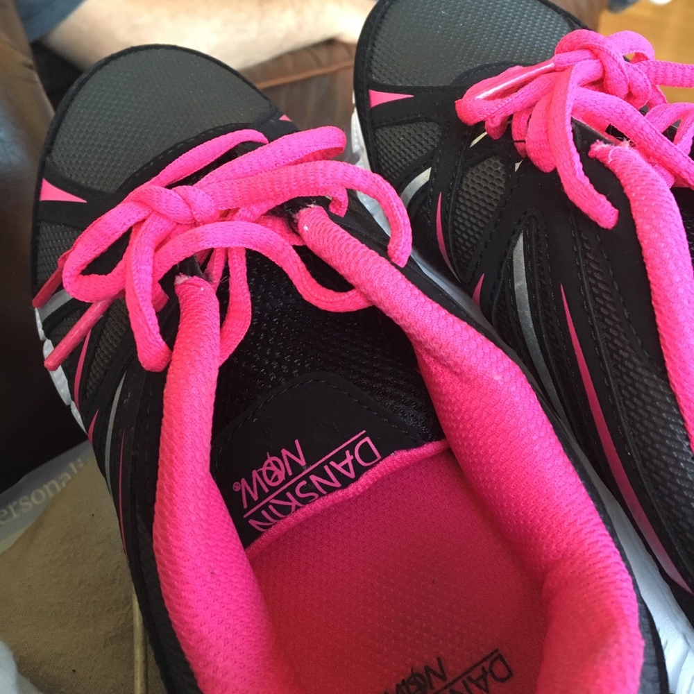 Tennis shoes