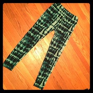 Green tie dye pattern leggings.