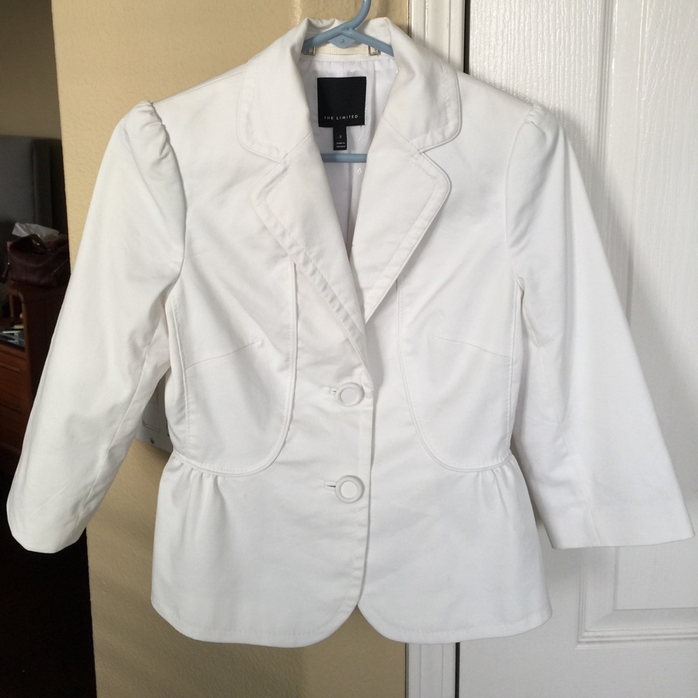 Adorable structured white jacket w/pleats at back