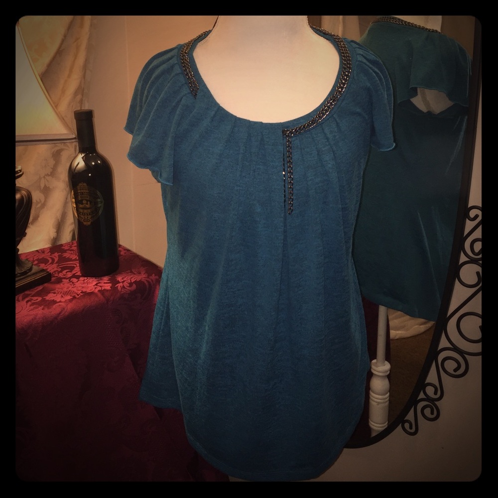 Lightweight knit top with chain detail