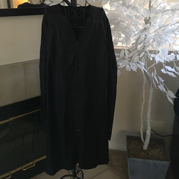 👩🏼‍🎓Traditional Black Graduation Gown👩🏼‍🎓 - Picture 1 of 5