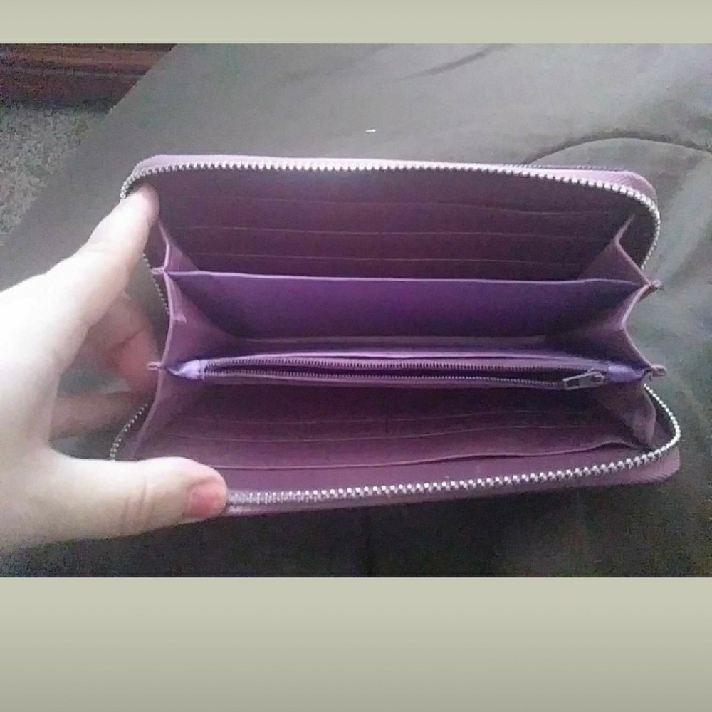 A wallet - Picture 2 of 2