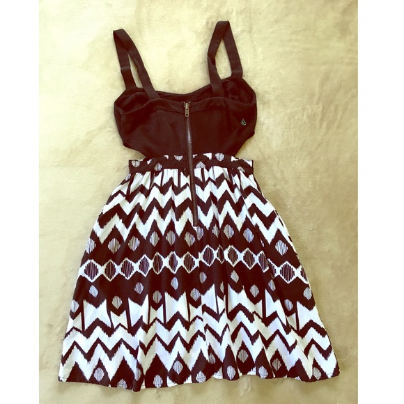 🎈SOLD🎈Volcom cut out mini dress with pockets! 💋 - Picture 3 of 3
