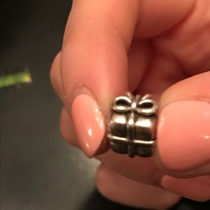 Pandora Present Charm