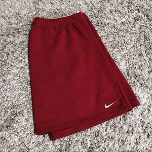 Nike Sphere Elastic Waistband Skirt In Maroon.