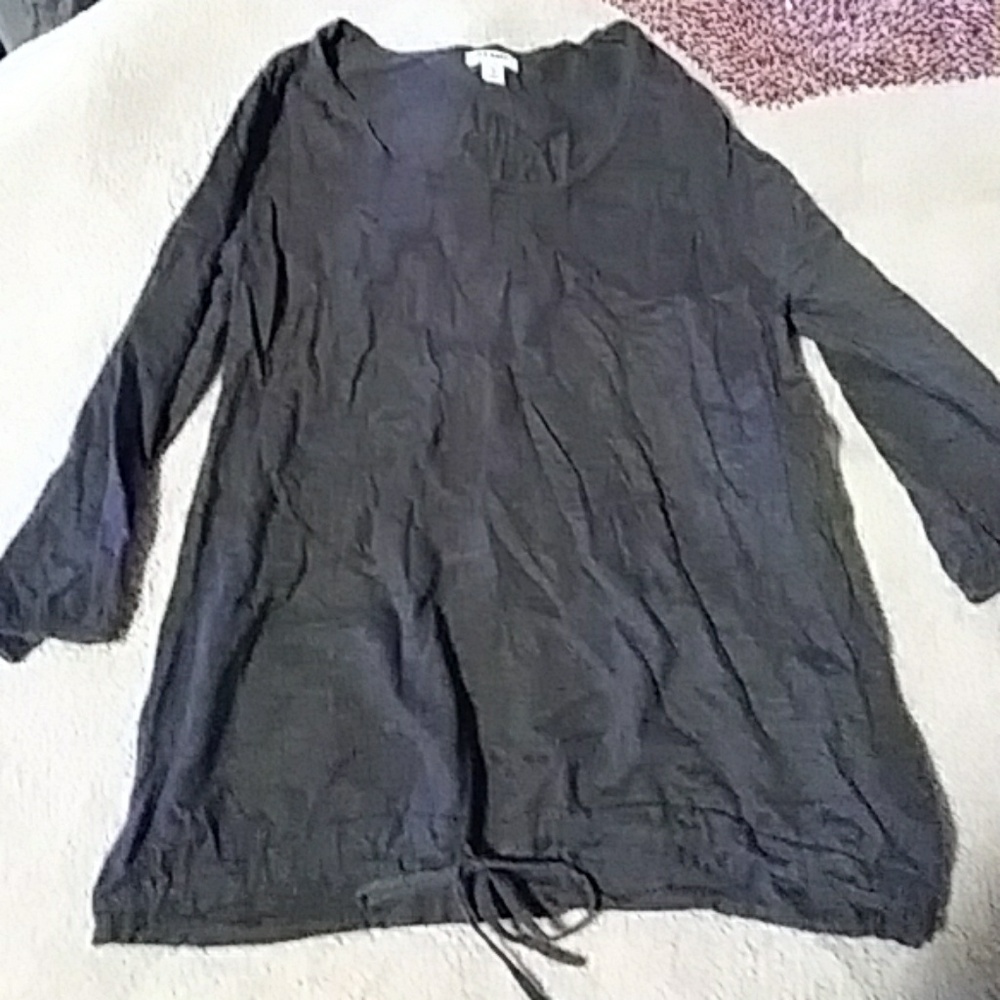 Three quarter sleeve top with bow
