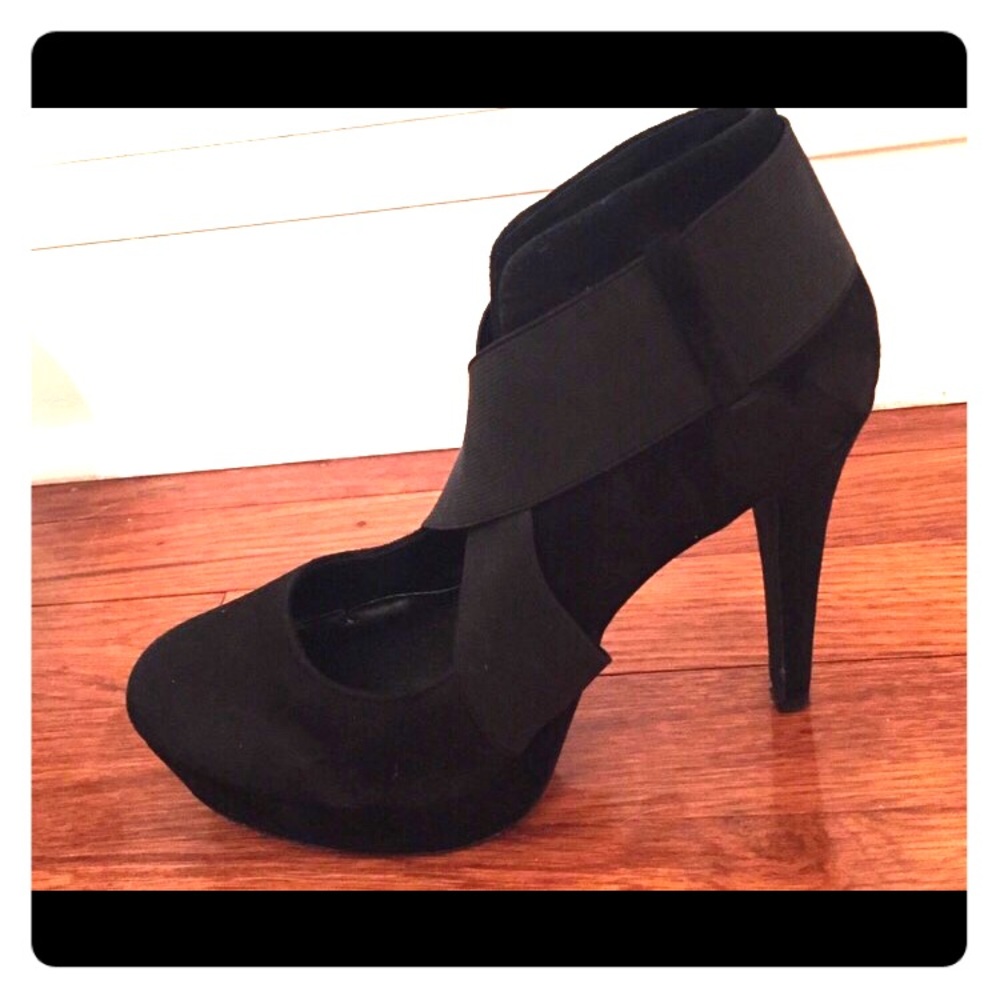 Jessica Simpson Black Pumps with Elastic Bands