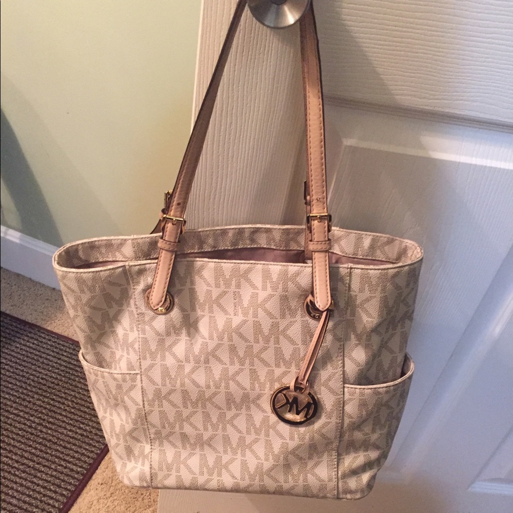 Michael Kors Purse great condition!
