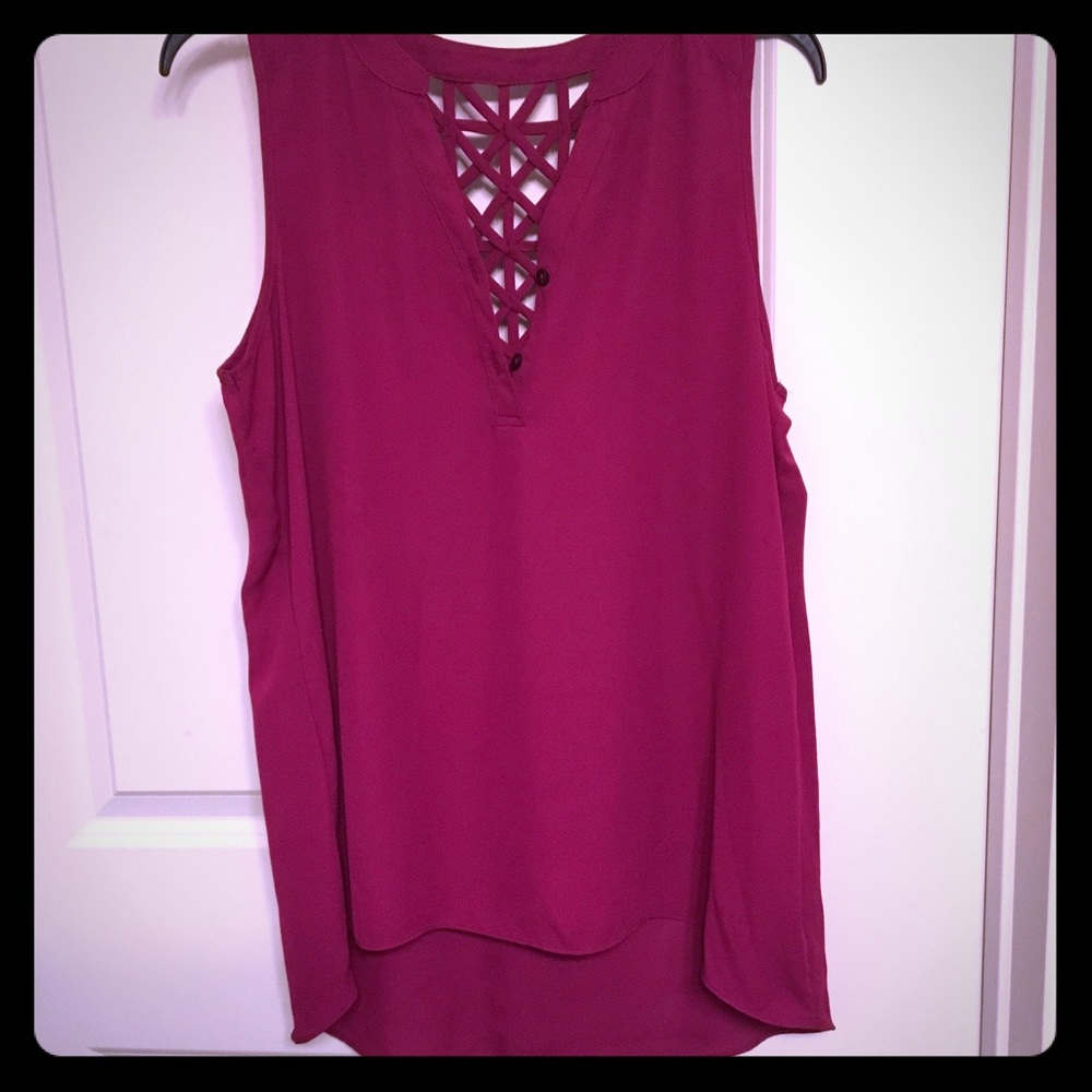 Dark pink sleeveless shirt with patterned back