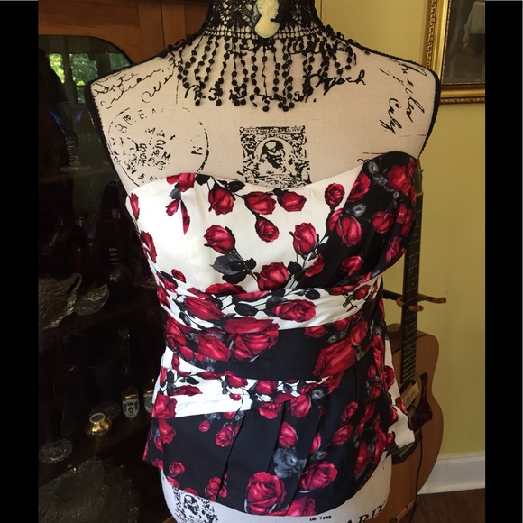 White House Black Market Tops - ❤️HP❤️ WHBM Red Rose Bustier Top