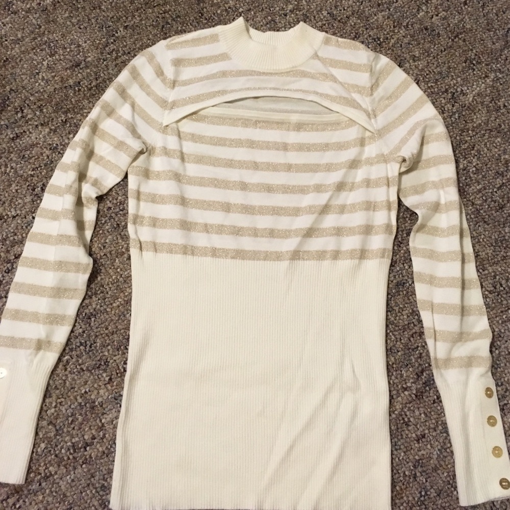 Sweater with open chest and buttons