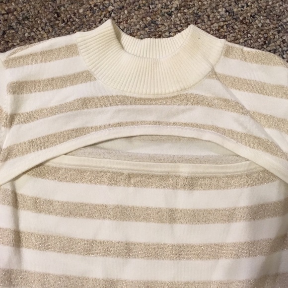 Sweater with open chest and buttons - Picture 2 of 4