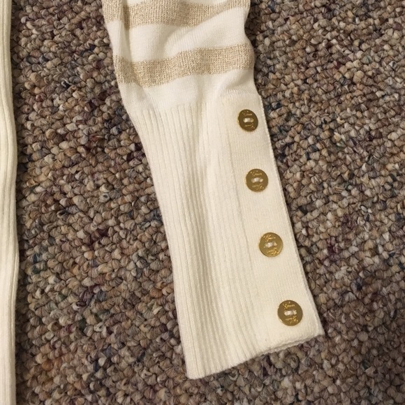 Sweater with open chest and buttons - Picture 3 of 4