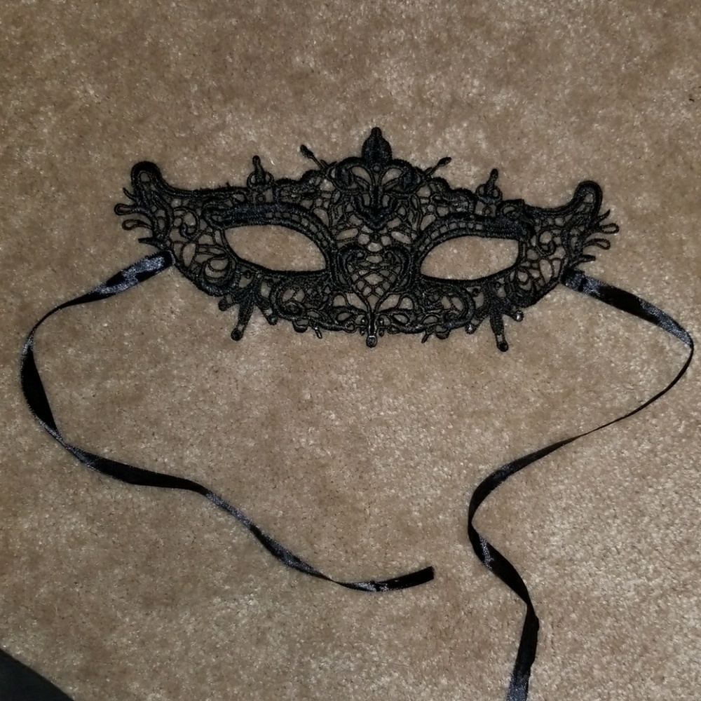 Black lace mask