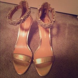 💁🏼Badgley Mischka Gold heels. 🌸