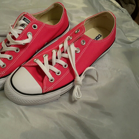 Converse women's size 9 raspberry NEW WITH BOX - Picture 2 of 6