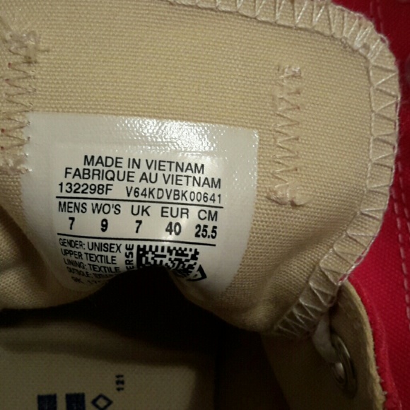 Converse women's size 9 raspberry NEW WITH BOX - Picture 3 of 6