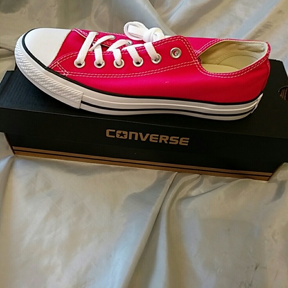 Converse women's size 9 raspberry NEW WITH BOX - Picture 4 of 6