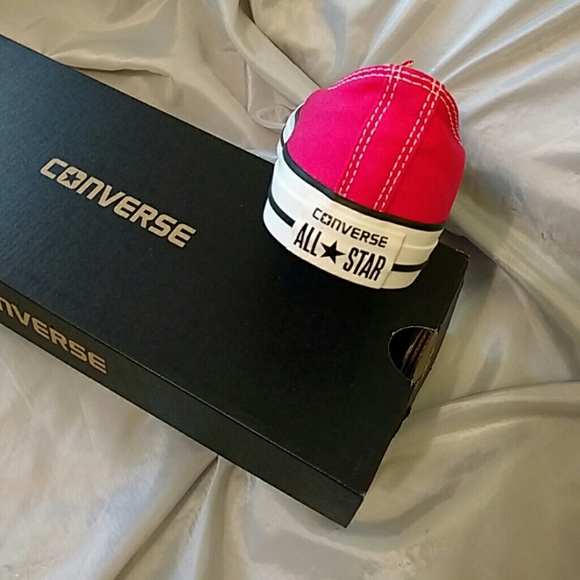 Converse women's size 9 raspberry NEW WITH BOX - Picture 5 of 6