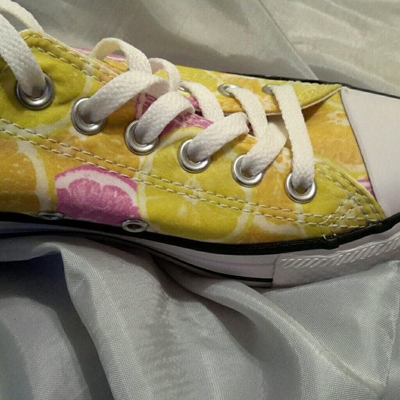 Hold Converse women lemon print NWOT - Picture 2 of 3