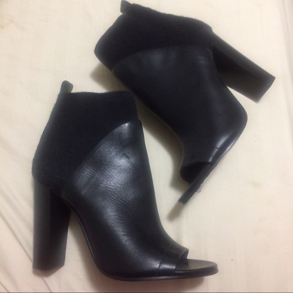 Brand New Leather VINCE $500 Booties - Picture 2 of 3