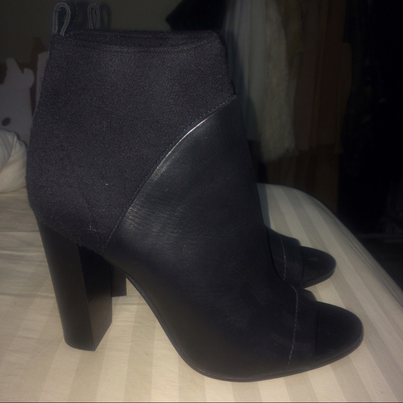 Brand New Leather VINCE $500 Booties - Picture 3 of 3